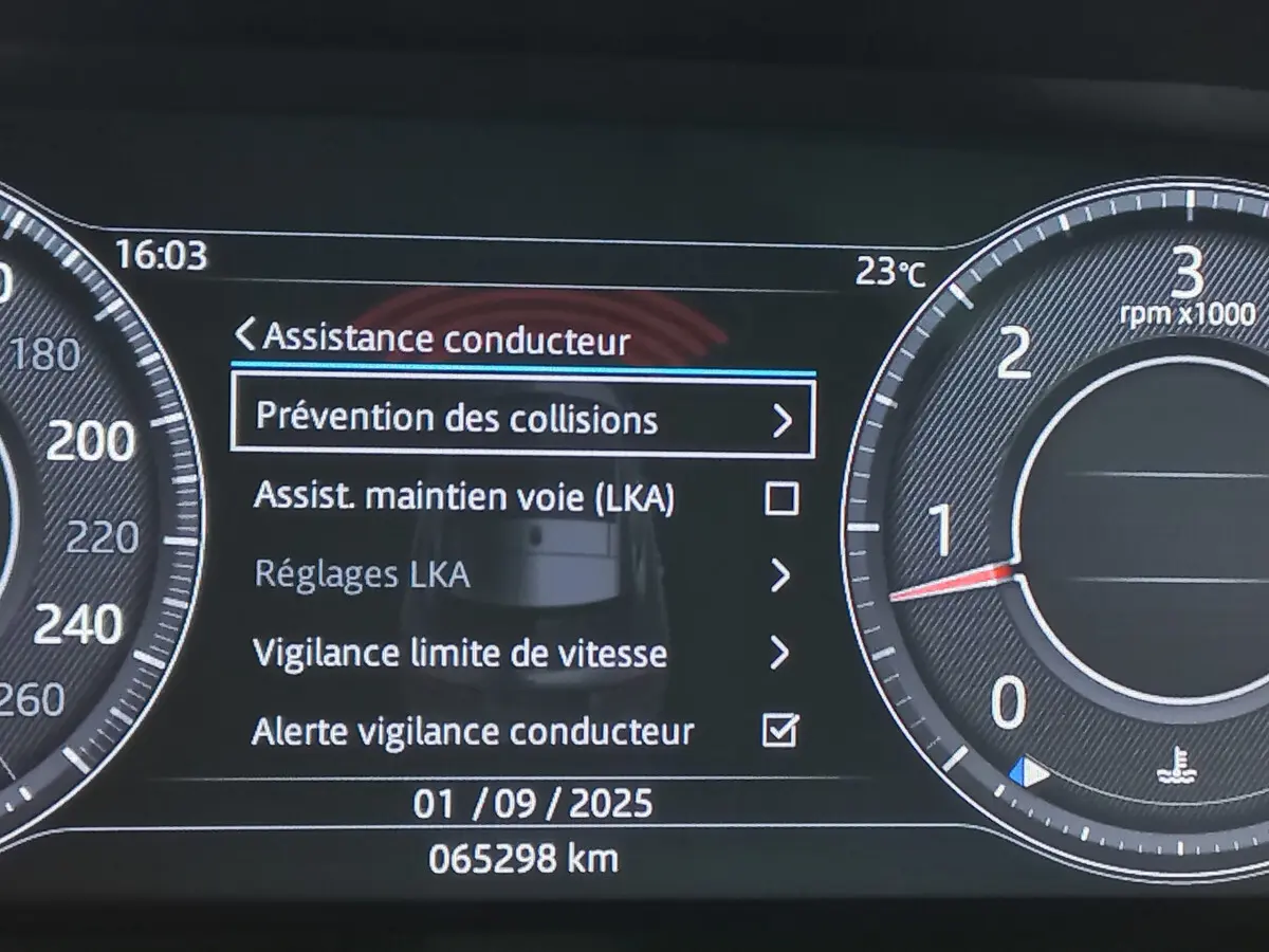 Affichage numérique du tableau de bord de la Jaguar E-PACE blanc, montrant les options d'assistance conducteur.