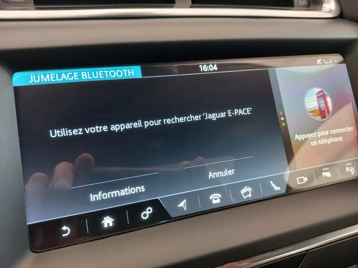 Écran tactile central affichant la connexion Bluetooth dans l'habitacle du Jaguar E-PACE 2019.
