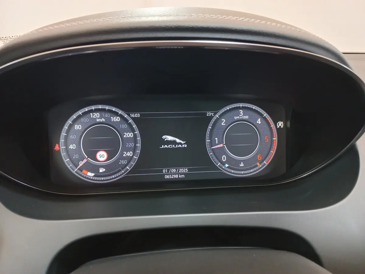 Affichage numérique du tableau de bord Jaguar E-PACE 2019 montrant vitesse, régime moteur et logo central en intérieur noir.