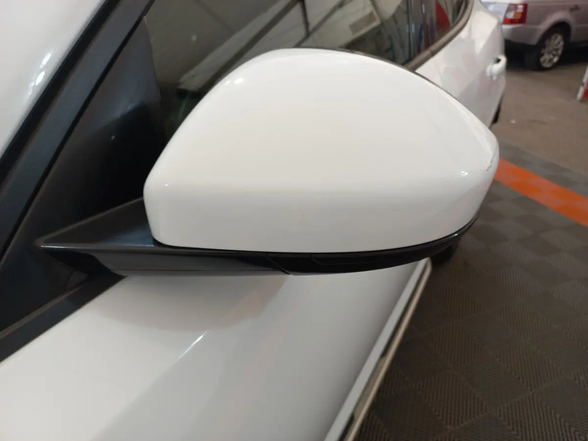 Rétroviseur blanc côté gauche du Jaguar E-PACE D180 BVM AWD R-DYNAMIC S 2019, vue rapprochée en intérieur.