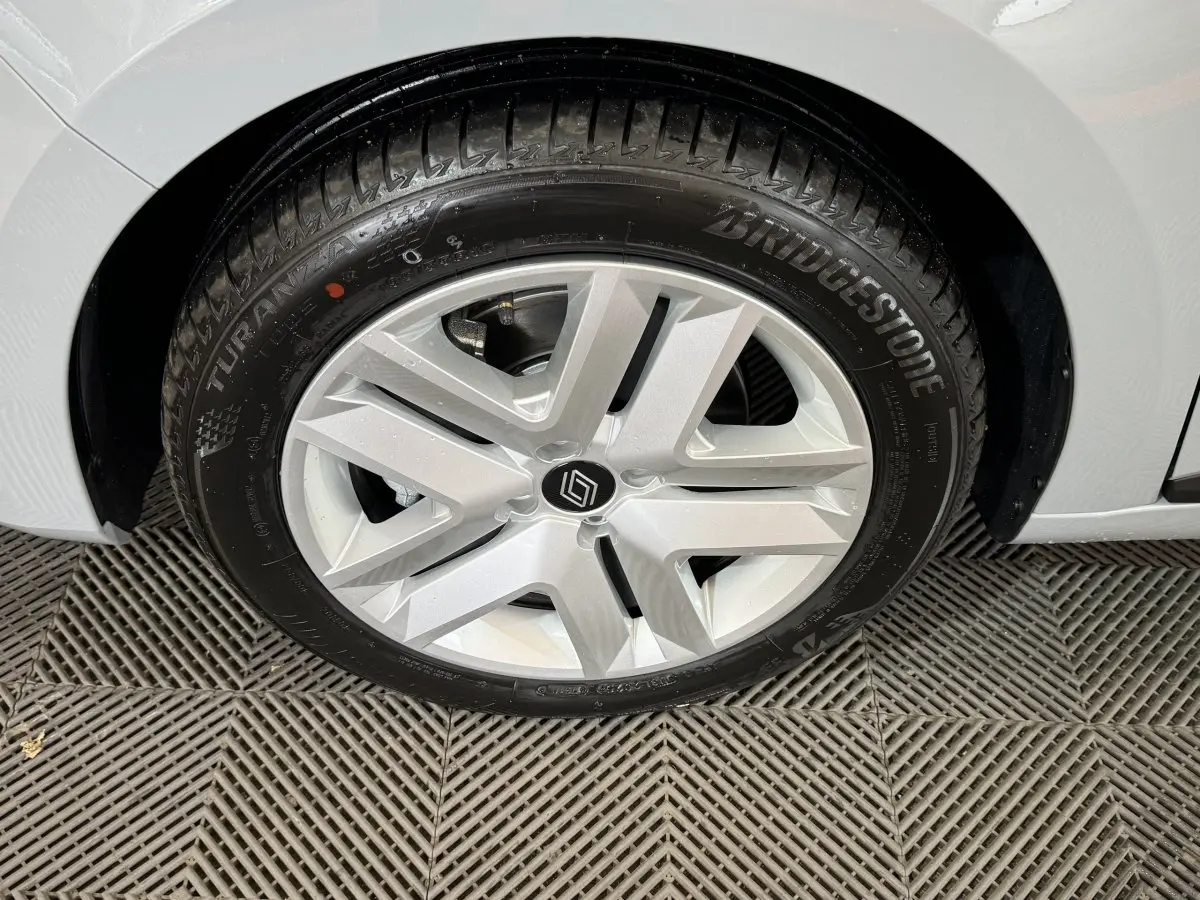 Gros plan sur la roue avant droite gris clair de la Renault Clio Evolution Blue dCi 100 avec jante alliage distinctive.