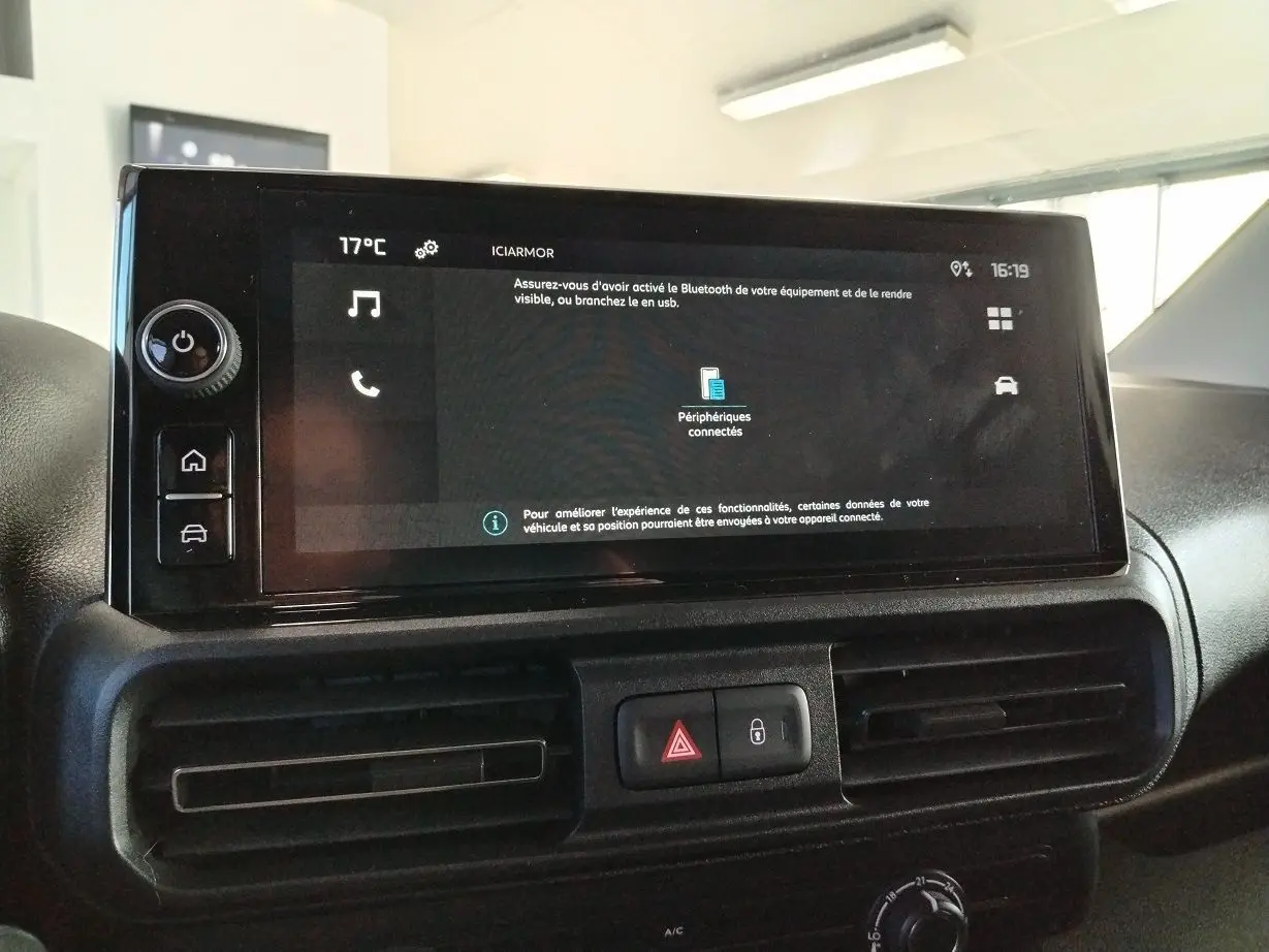 Écran tactile central du tableau de bord du Citroën Berlingo 2025, avec commandes et affichage Bluetooth visible.