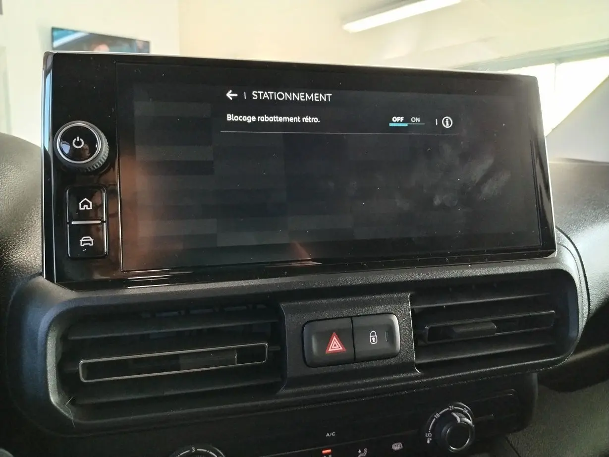 Écran tactile central du tableau de bord du Citroën Berlingo 2025 gris acier, affichant les réglages de stationnement.