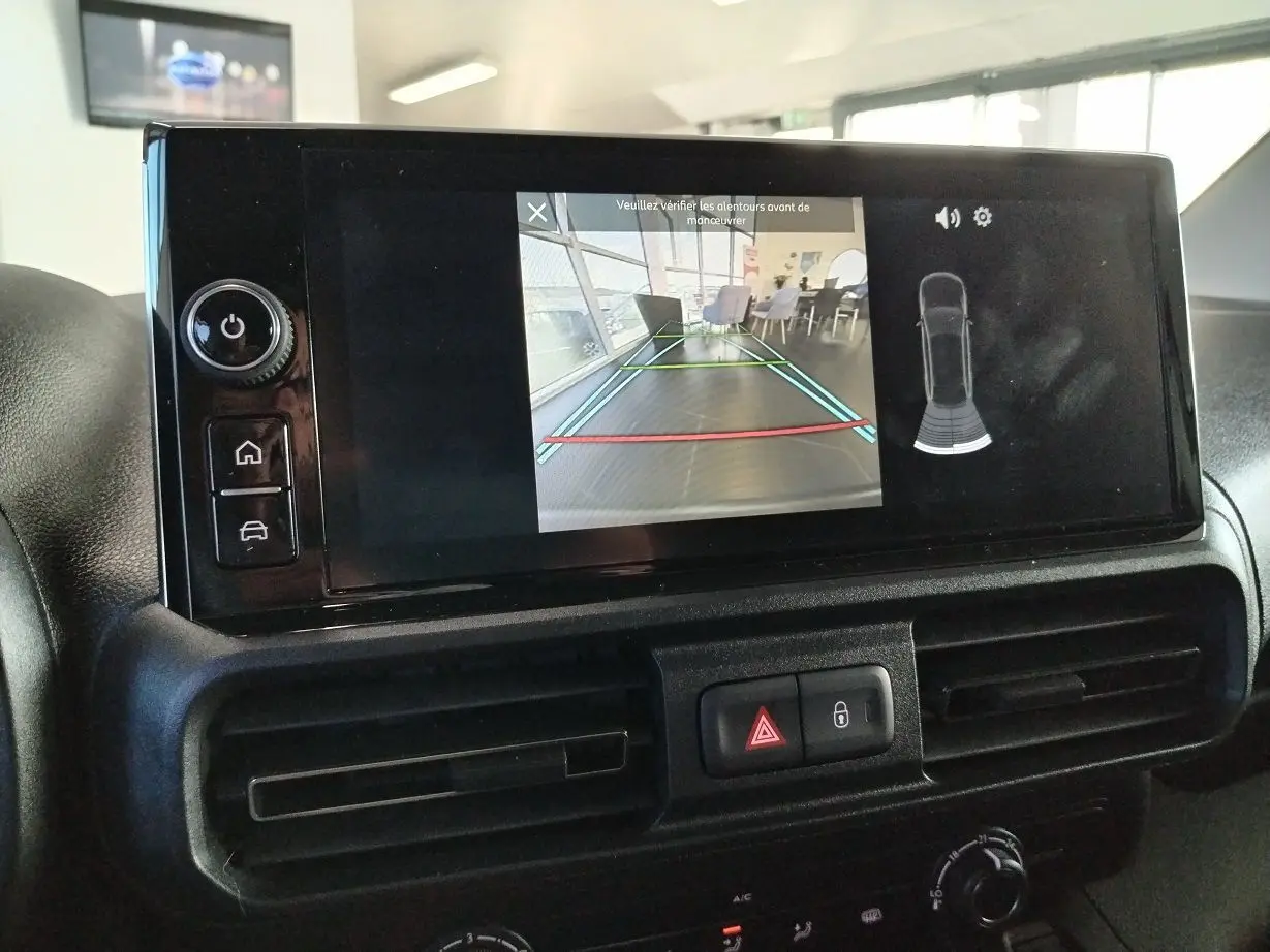 Écran central du Citroën Berlingo 2025 gris acier affichant la caméra de recul avec guidage et capteurs de stationnement.