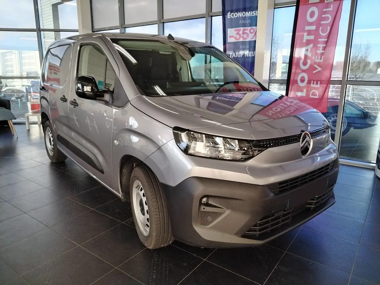 Vue 3/4 avant d'un Citroën Berlingo Van gris acier 2025 avec calandre noire et jantes acier simples.