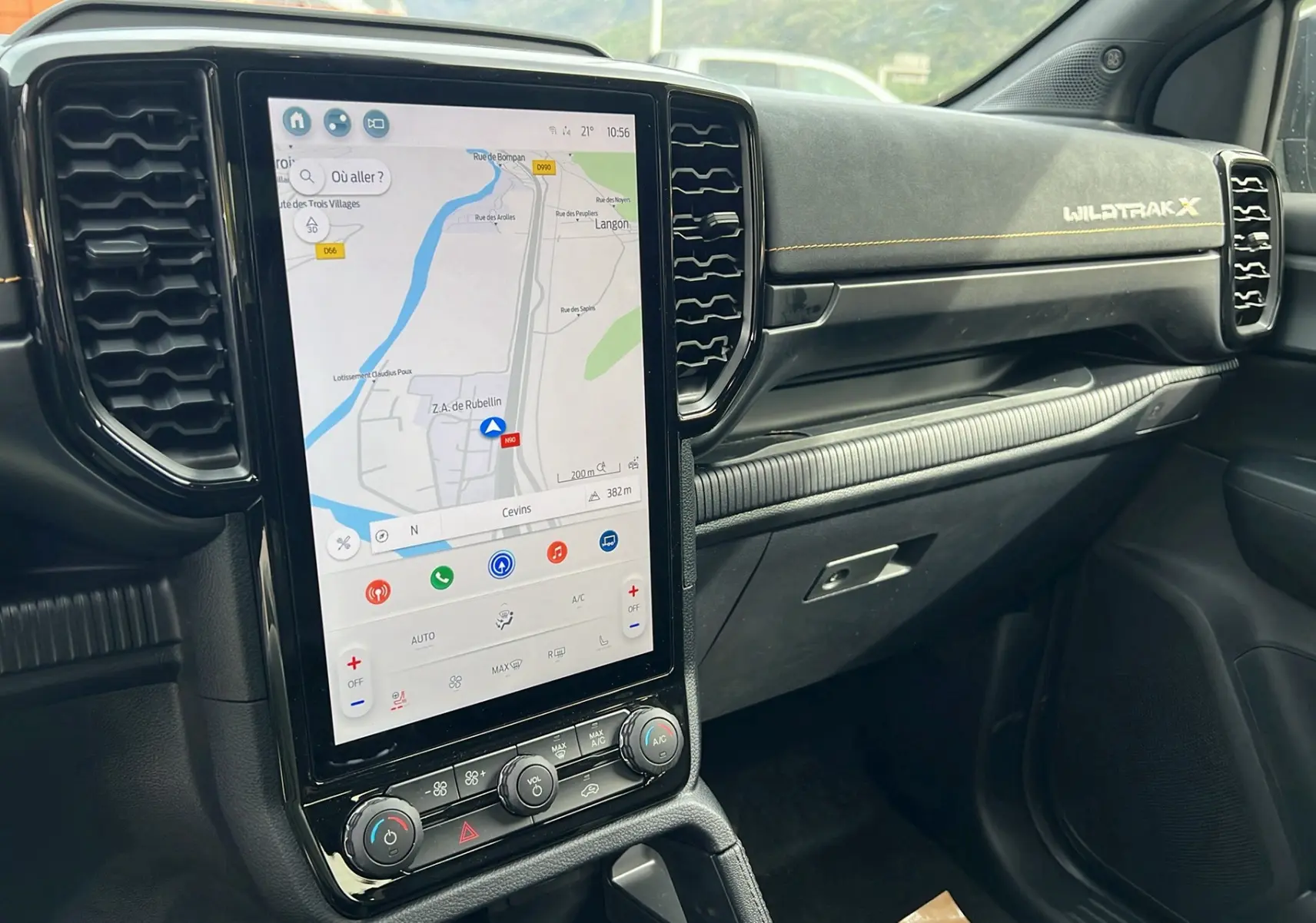 Vue intérieure du tableau de bord du Ford Ranger Wildtrak X 2026 avec écran tactile GPS vertical et finition noire avec surpiqûres jaunes.