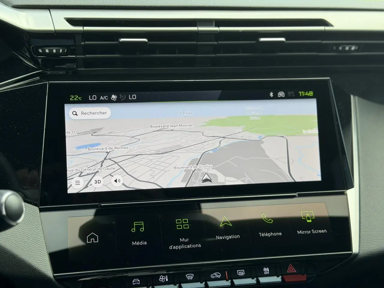 Écran tactile central du Peugeot 308 NV Hybrid 145 GT e-DSC6 affichant la navigation, vue intérieure avant.