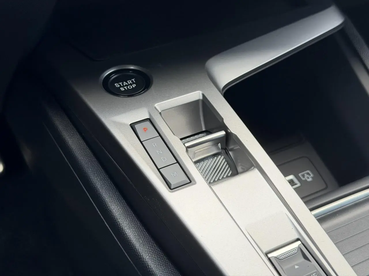 Gros plan sur la console centrale argentée avec bouton Start/Stop et sélecteur de boîte automatique de la Peugeot 308 gris Selenium.