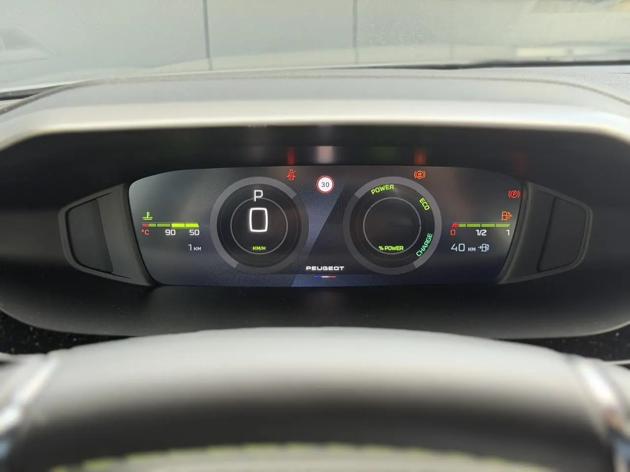 Vue rapprochée du combiné numérique 10'' du Peugeot 308 NV Hybrid 145 GT e-DSC6 affichant la vitesse et l'énergie.