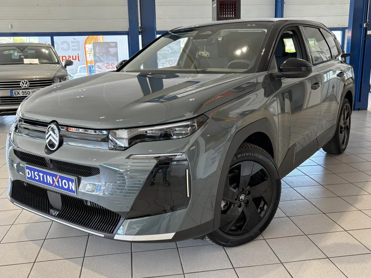 Citroën C5 Aircross 2026 vert en 3/4 avant droit avec jantes noires et calandre noir brillant en showroom.