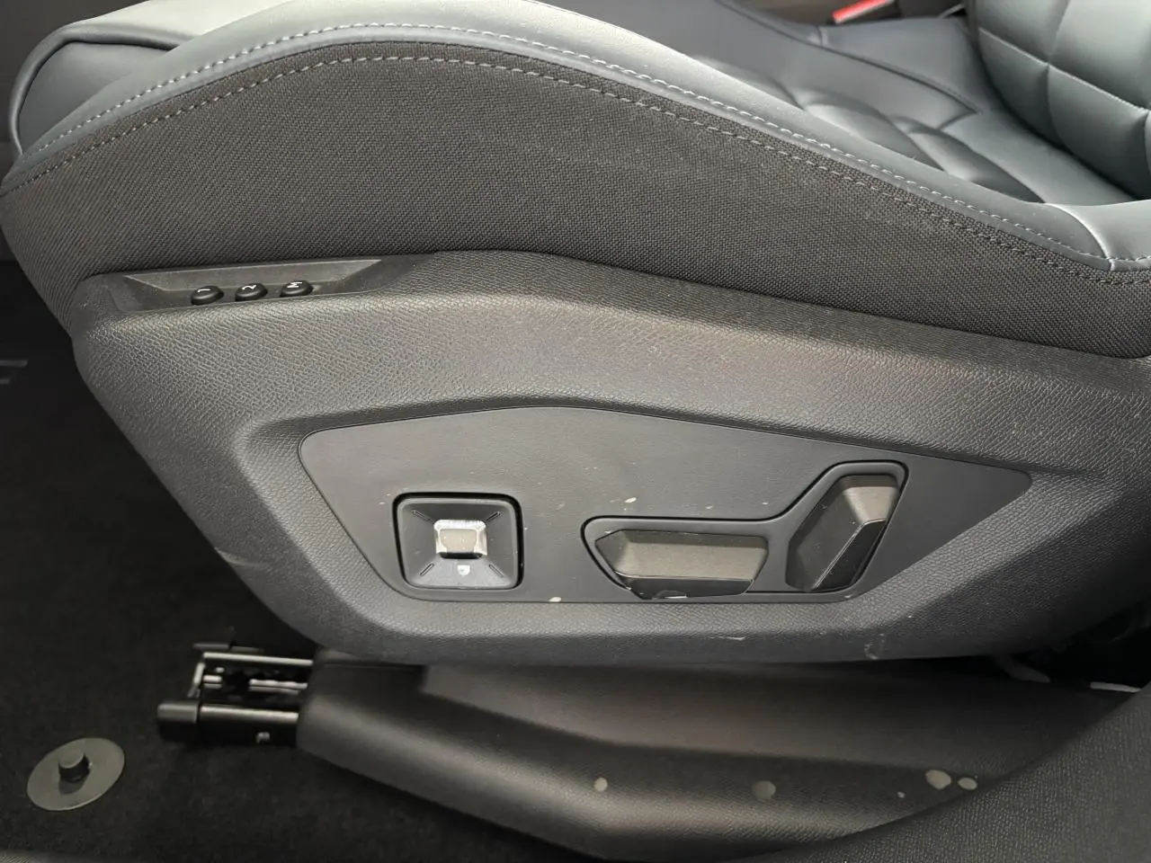 Détail du côté gauche du siège avant gris foncé avec commandes électriques sur Citroën C5 Aircross 2026.