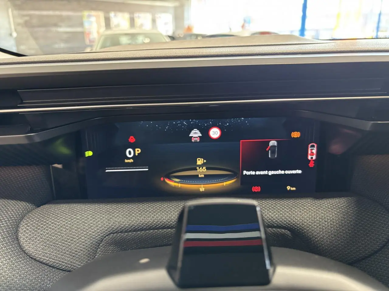 Vue du tableau de bord numérique de la Citroën C5 Aircross, affichage d'alerte porte avant gauche ouverte.
