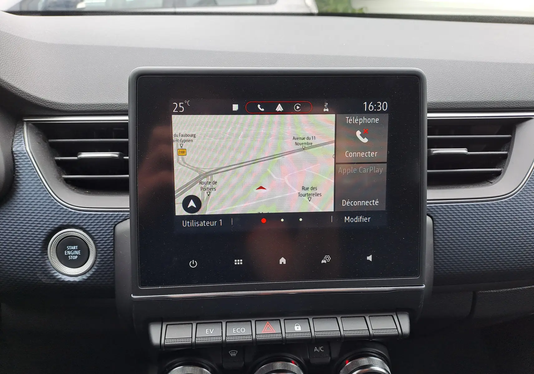 Écran tactile central du tableau de bord Renault Arkana 2023 montrant la navigation et les options téléphone.