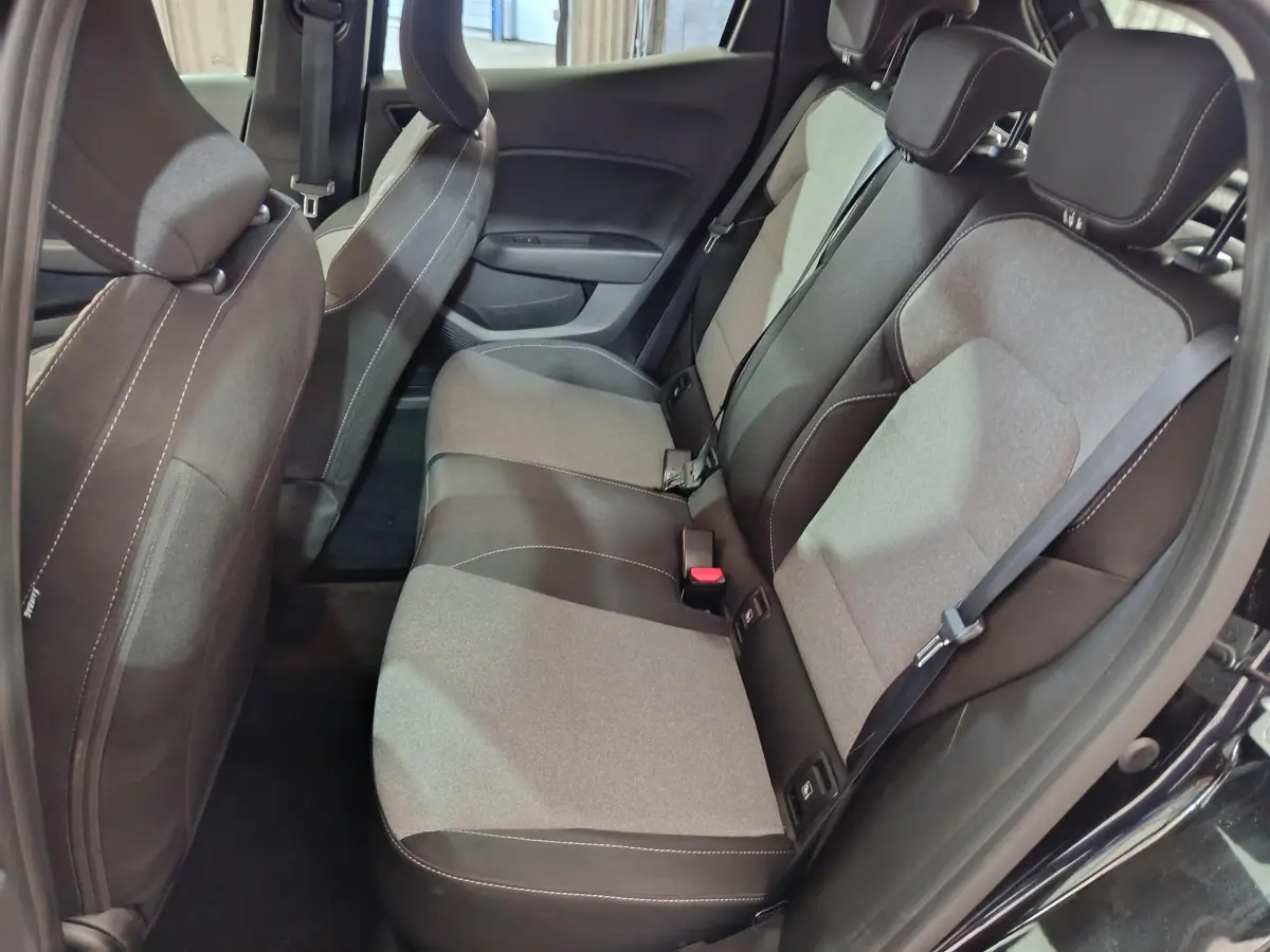 Vue intérieure côté droit sur la banquette arrière grise et noire de la Renault Clio Evolution Blue dCi 100 -25 2025.