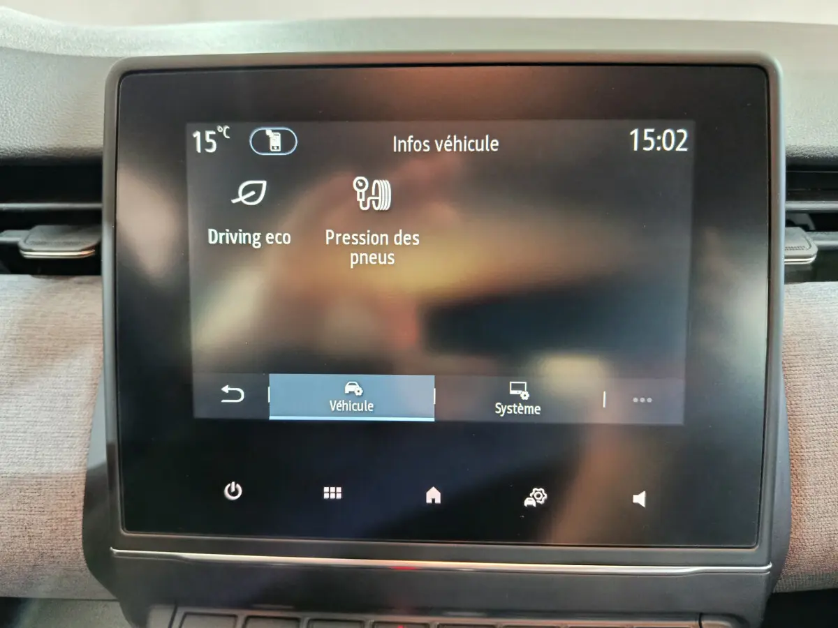 Écran tactile central affichant les infos véhicule d'une Renault Clio Evolution Blue dCi 100, intérieur clair.