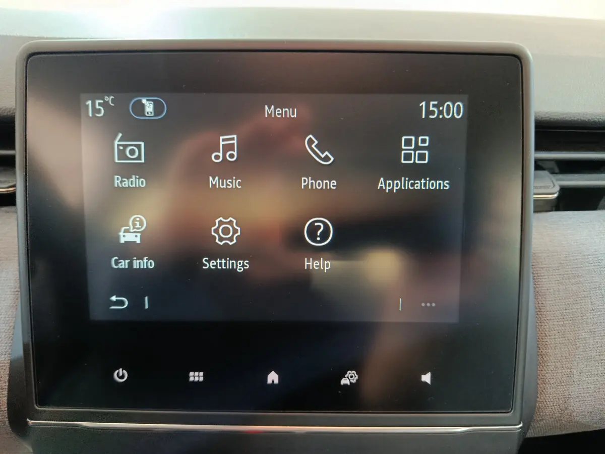 Écran tactile central affichant le menu multimédia de la Renault Clio Evolution Blue dCi 100, intérieur gris.