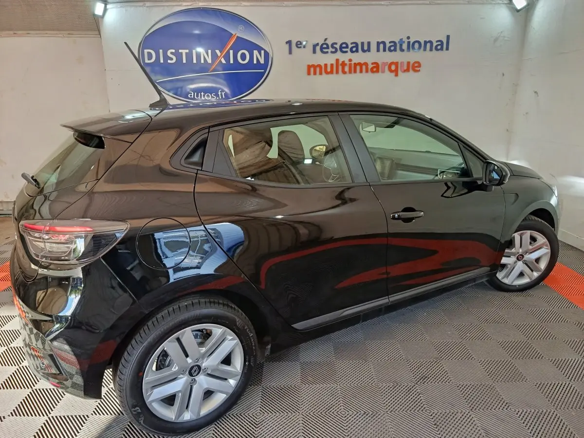 Profil côté gauche d'une Renault Clio Evolution Blue dCi 100 noire, avec jantes argentées et feux arrière LED visibles.