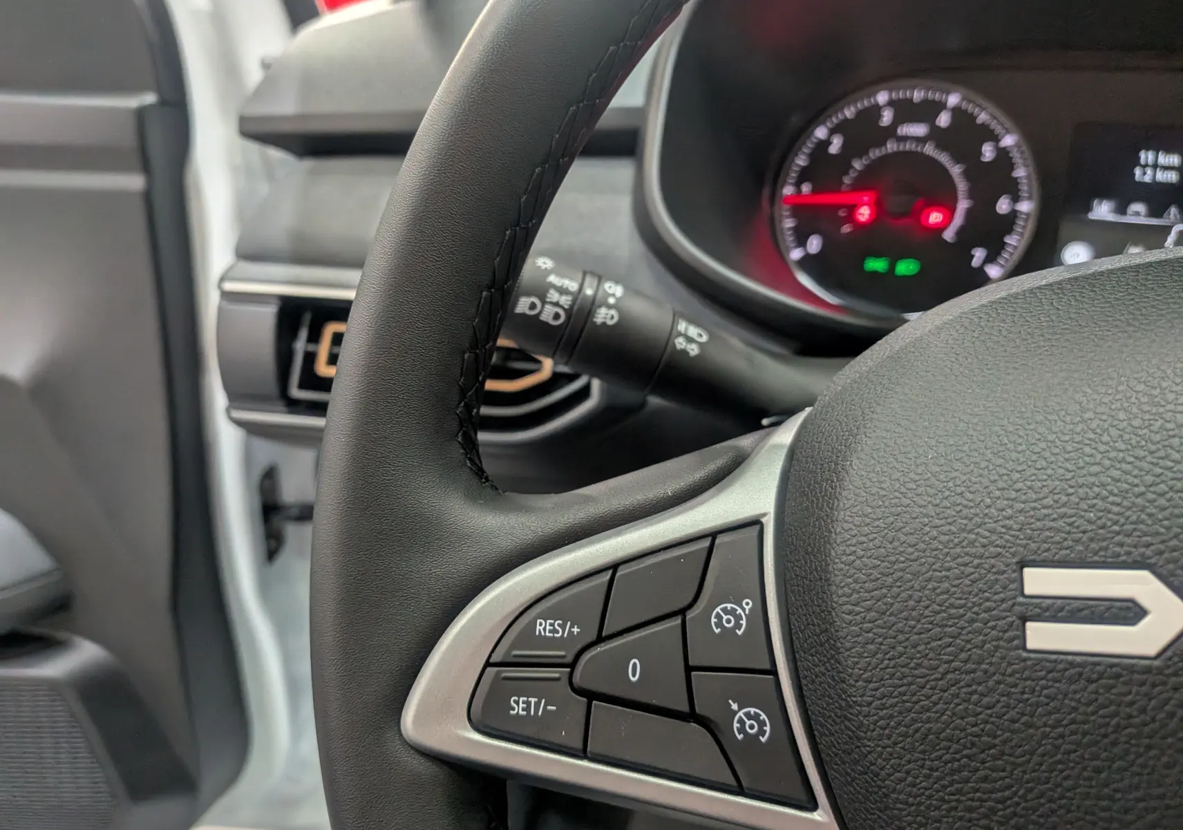 Gros plan sur le volant noir de la Dacia Sandero Stepway 2025, montrant les commandes de régulateur de vitesse.