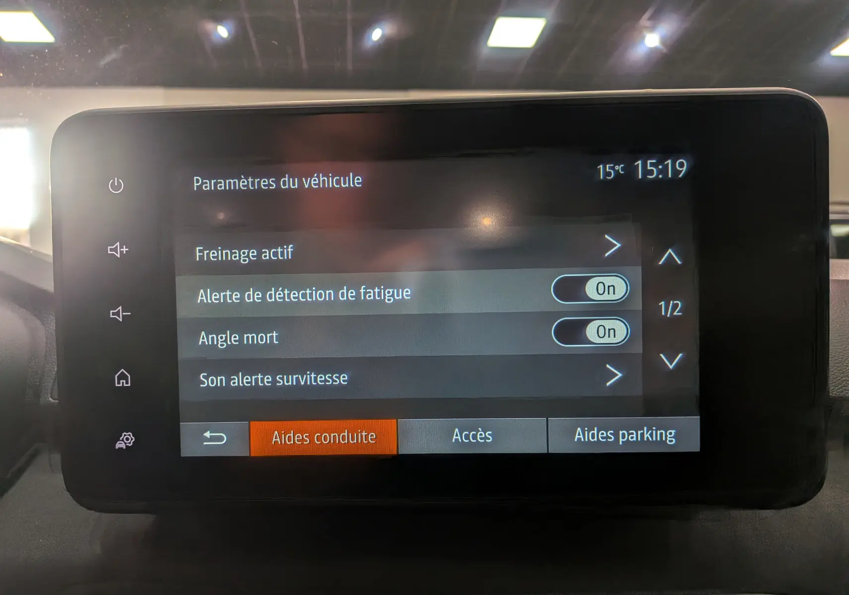 Écran tactile du tableau de bord de la Dacia Sandero Stepway 2025 affichant les aides à la conduite activées.