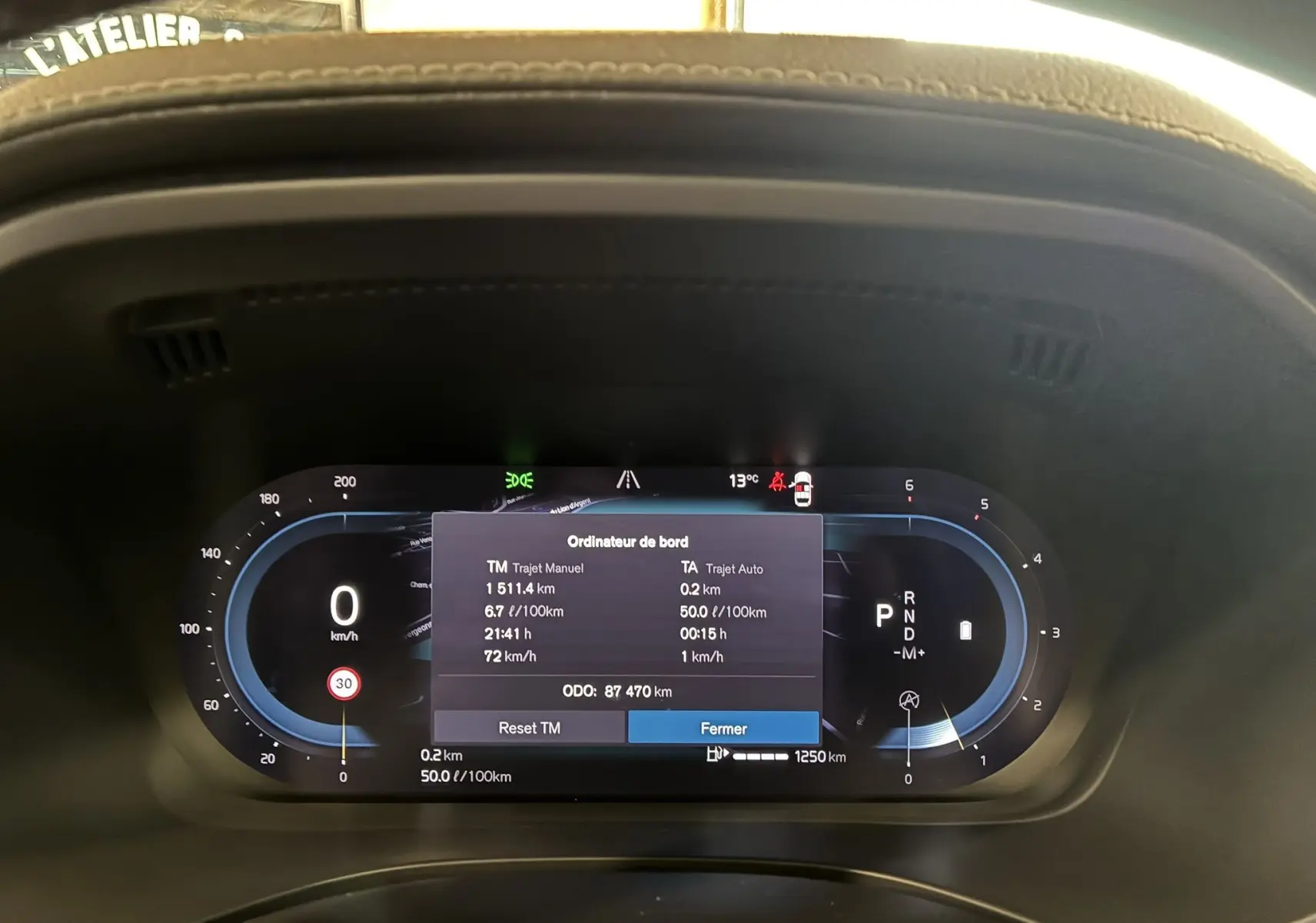 Tableau de bord numérique du Volvo XC60 bleu 2023 affichant l'ordinateur de bord et les compteurs digitaux.