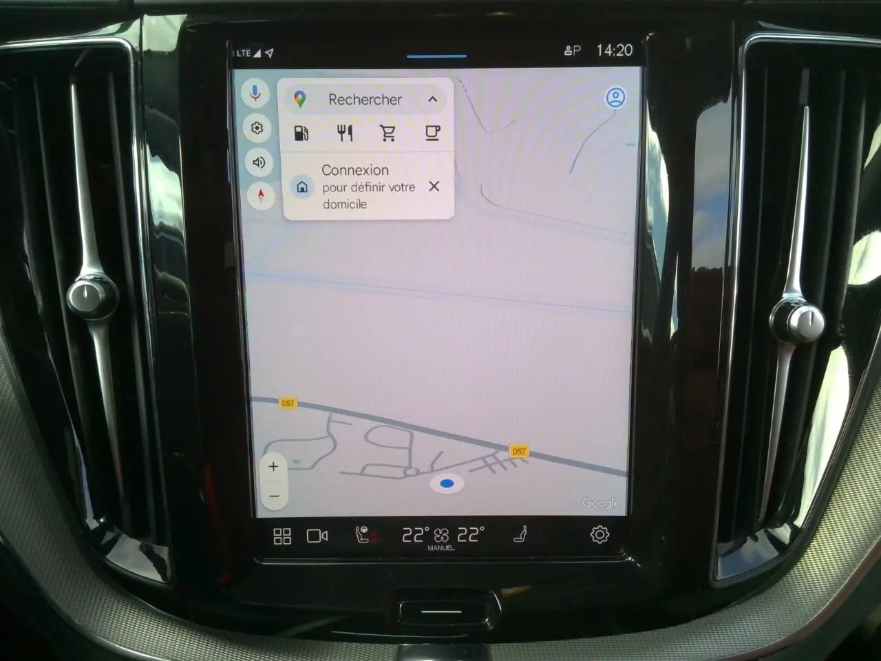 Vue 3/4 arrière droite du Volvo XC60 bleu 2023 avec feux arrière en L et jantes alliage 20 pouces bicolores.