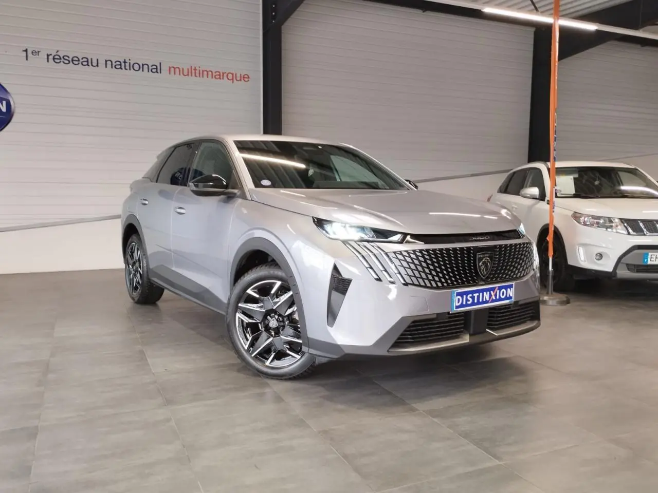 Peugeot 3008 gris Artense en vue 3/4 avant droit, avec calandre distinctive et jantes alliage noires diamantées.