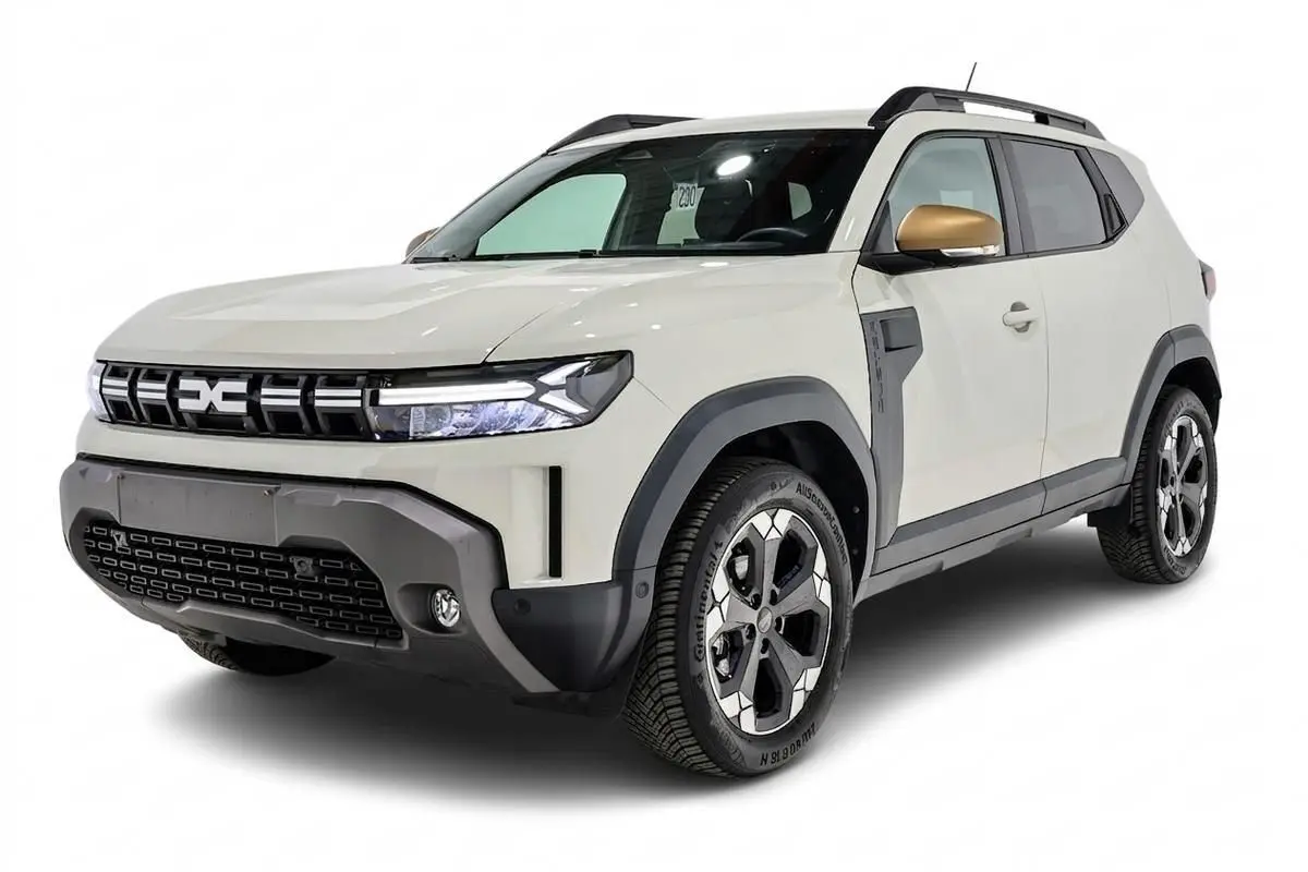 Vue 3/4 avant droite du Dacia Duster 2024 couleur Sandstone avec rétroviseurs dorés et jantes bi-ton.