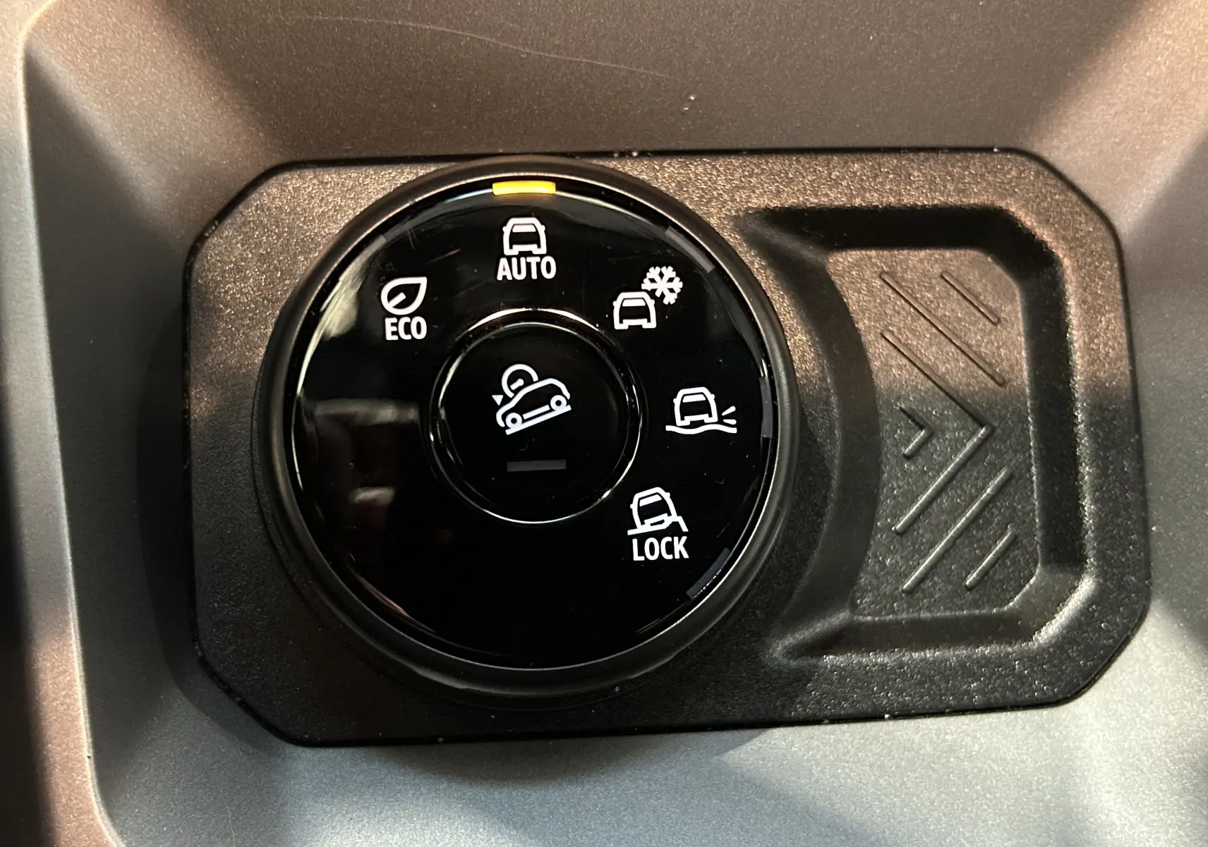 Gros plan sur le sélecteur de modes de conduite du Dacia Duster 2024, avec options Eco, Auto, neige, tout-terrain et verrouillage.
