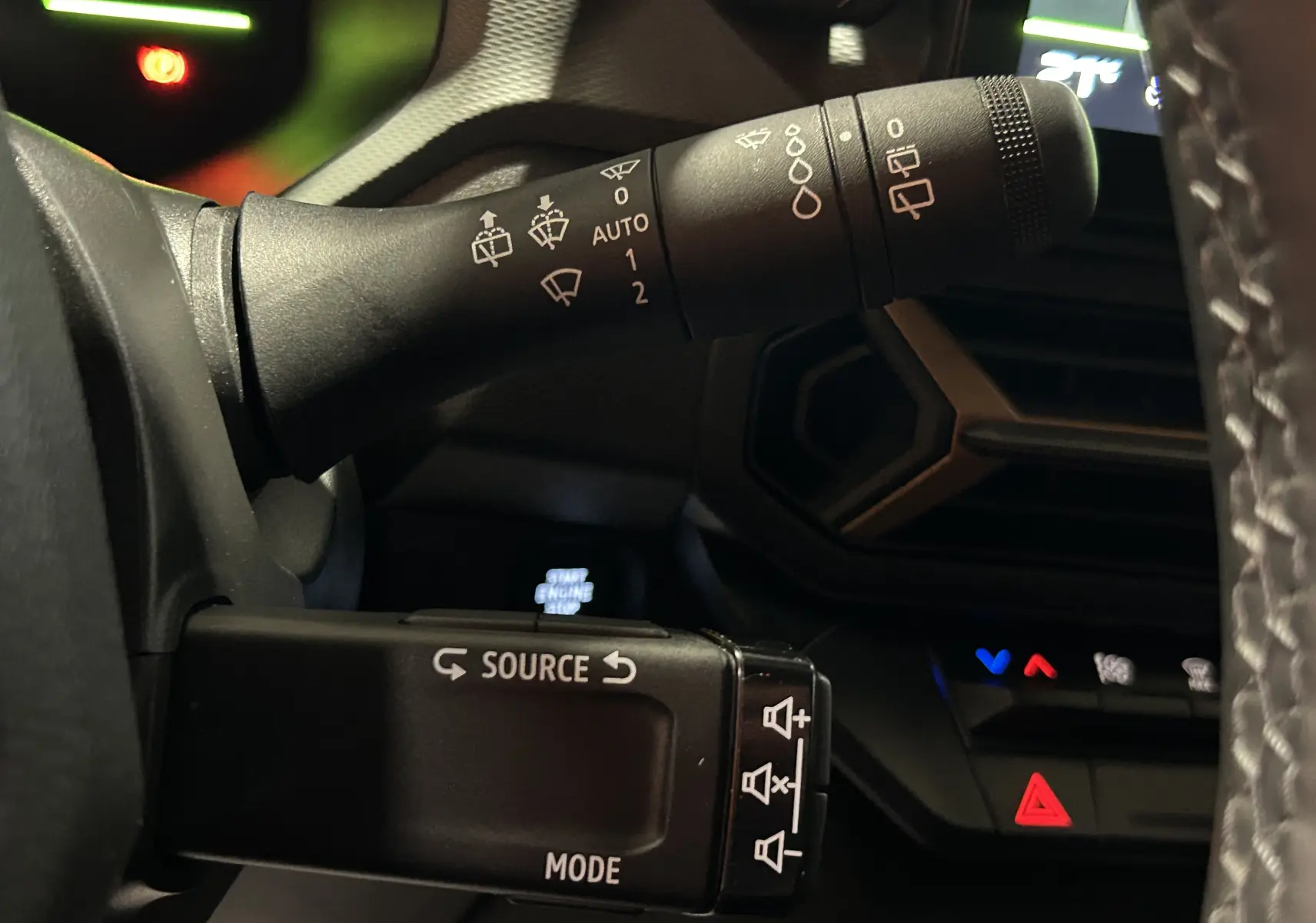 Gros plan sur la commande des essuie-glaces et du régulateur audio du tableau de bord intérieur du Dacia Duster 2024.
