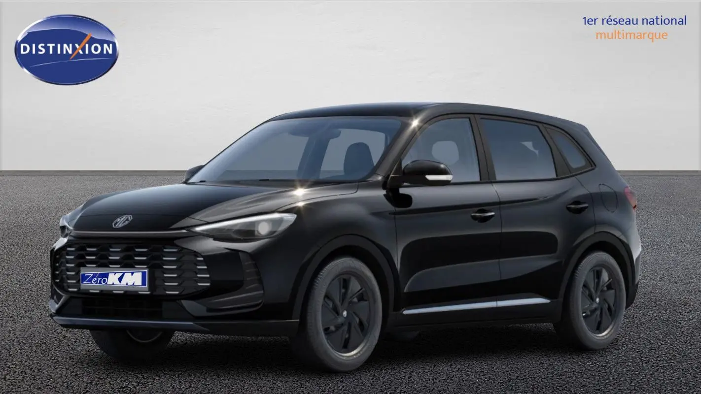 Vue 3/4 avant droite du SUV MG ZS 2026 en noir Pebble Black Metal avec calandre imposante et jantes noires.