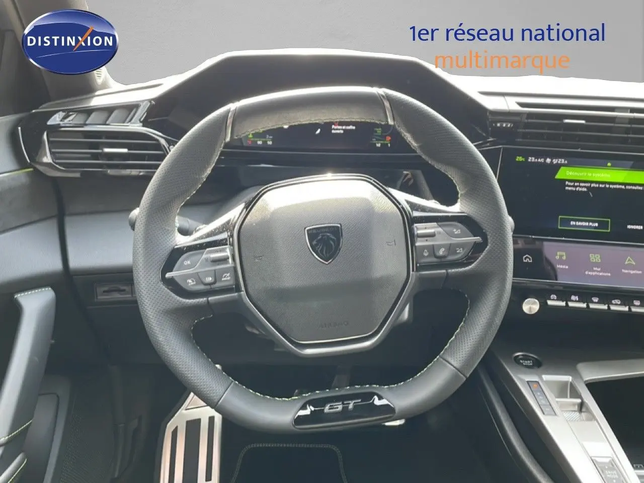 Vue intérieure centrée sur le volant cuir GT de la Peugeot 308 1.2 Hybrid 145ch, avec tableau de bord numérique et écran tactile.