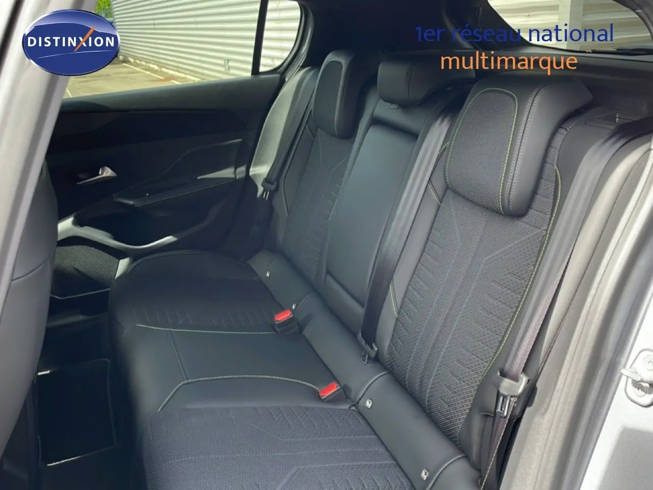 Vue intérieure côté droit des sièges arrière en tissu et cuir noir de la Peugeot 308 gris Artense 2026.