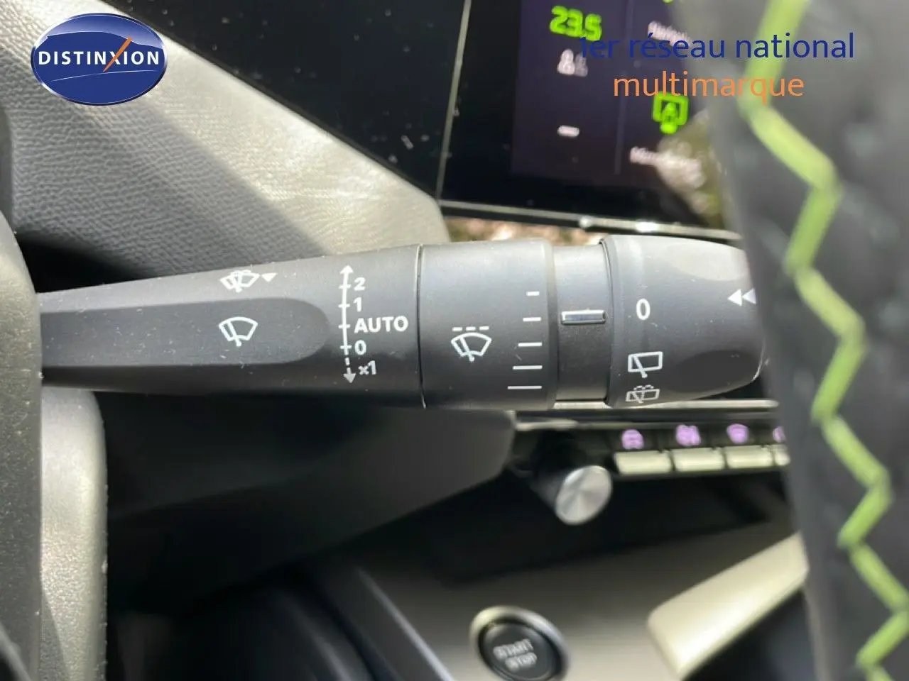 Gros plan sur la commande d'essuie-glace à gauche du volant d'une Peugeot 308 gris Artense 2026.