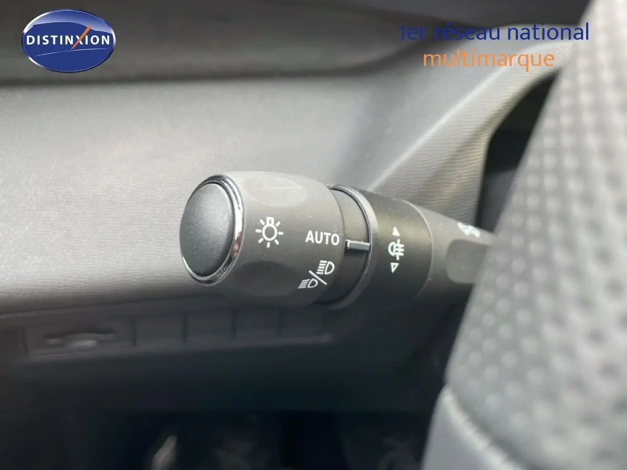 Gros plan sur la commande des phares côté gauche dans l’habitacle d’une Peugeot 308 gris Artense métal.