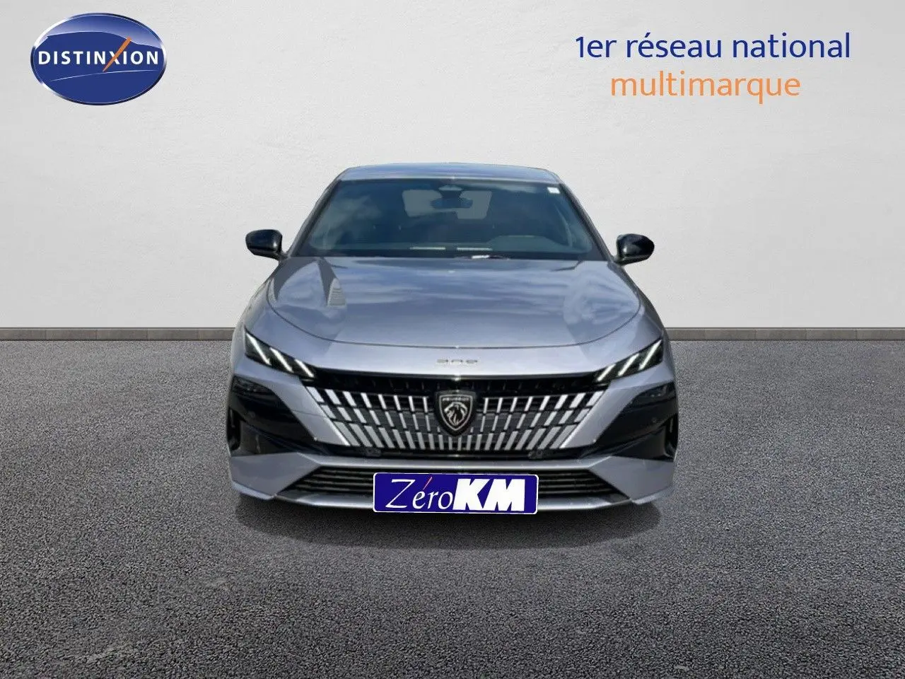 Vue avant d'une Peugeot 308 1.2 Hybrid 145ch GT gris Artense métal avec calandre distinctive et phares LED fins.