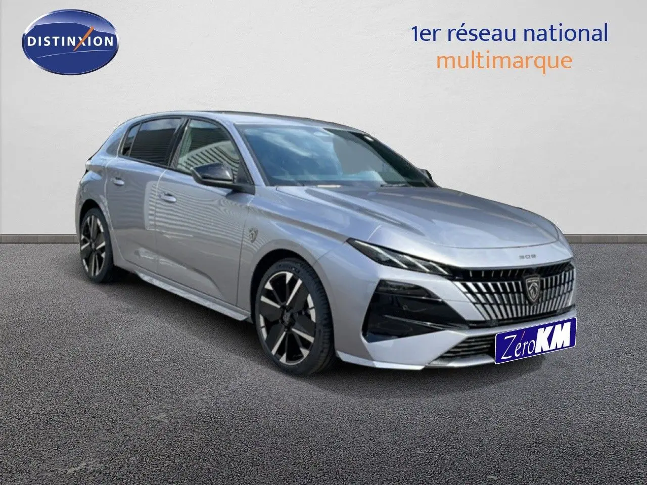 Peugeot 308 gris Artense métal vue 3/4 avant droit, mettant en valeur sa calandre distinctive et ses jantes noires.
