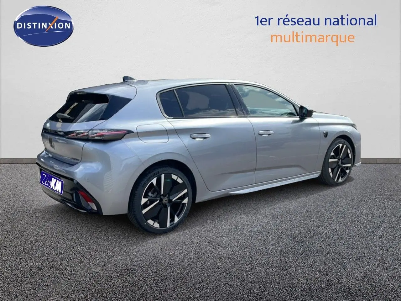 Vue 3/4 arrière droite d'une Peugeot 308 gris Artense métal avec jantes noires et détails modernes sur fond neutre.