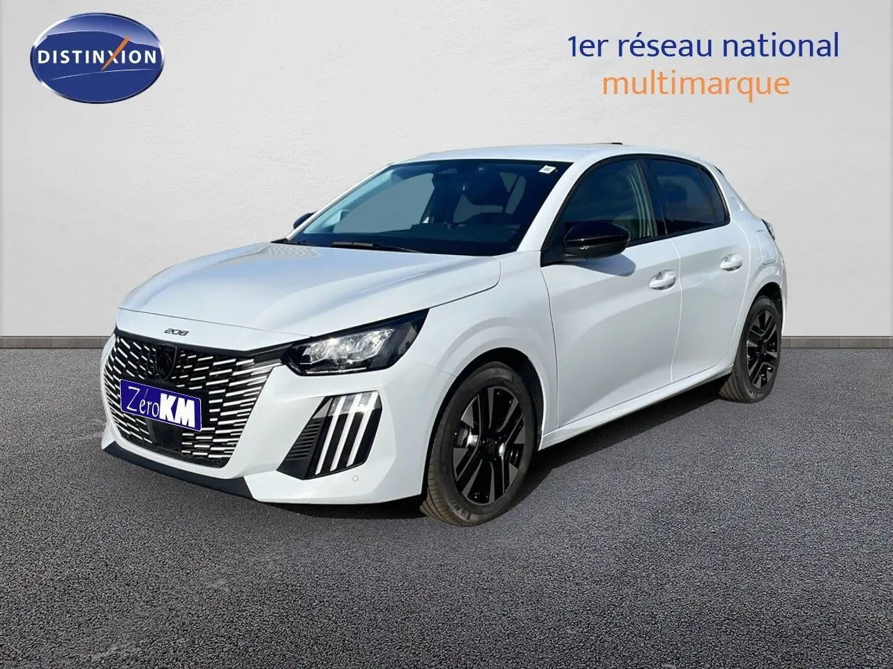PEUGEOT 208 Hybrid blanc Okenite métal en 3/4 avant droit avec jantes noires et calandre distinctive.