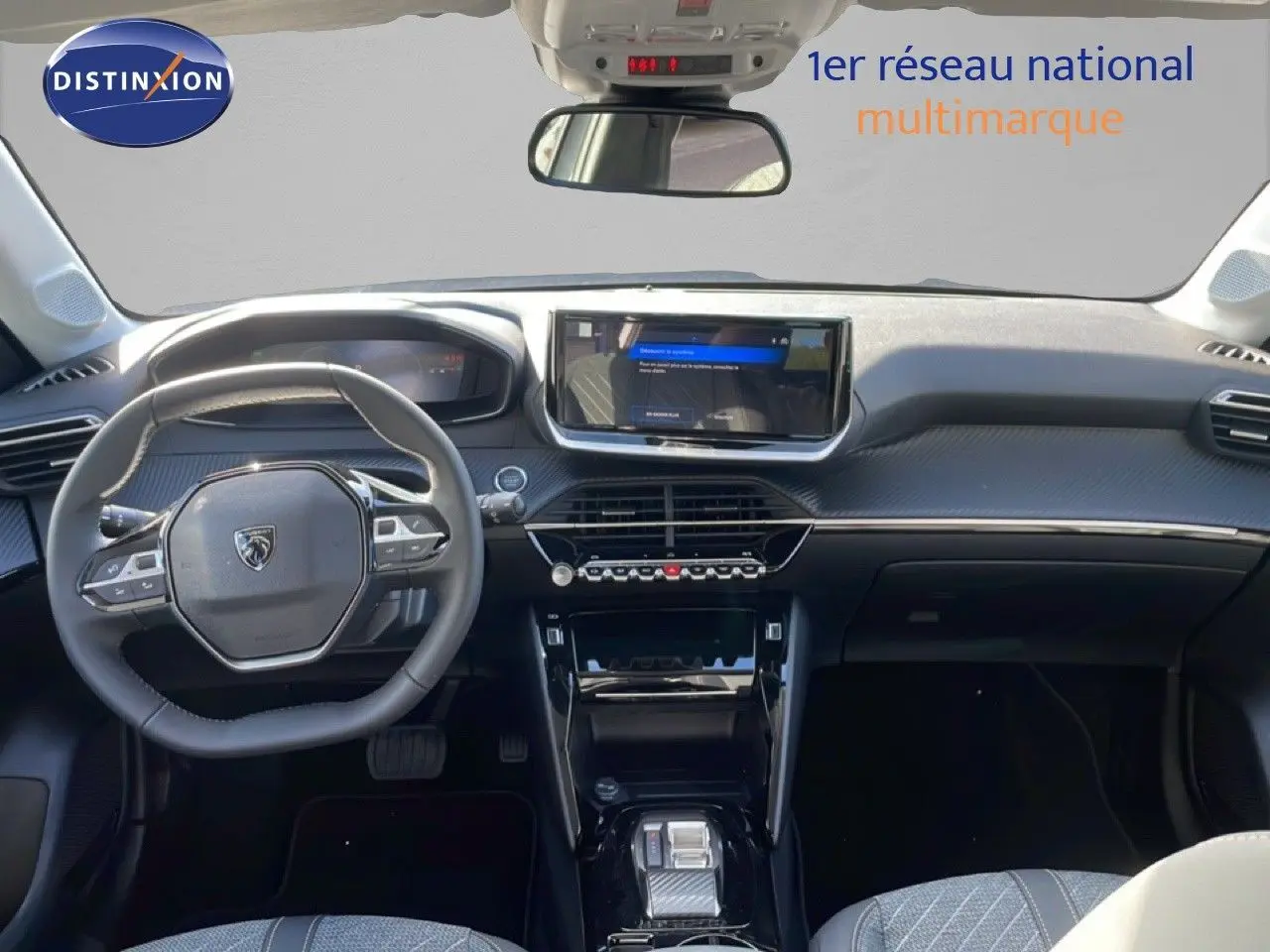 Vue intérieure frontale du tableau de bord et volant noir de la Peugeot 208 Hybrid 110ch Allure 2026 avec écran tactile central.