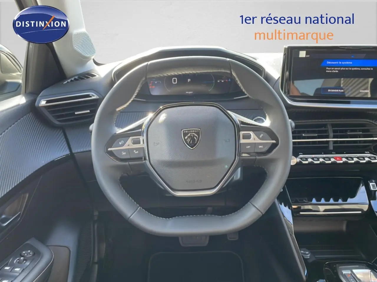 Vue intérieure centrée sur le volant noir du Peugeot 208 Hybrid 110ch Allure avec tableau de bord digital et écran tactile.