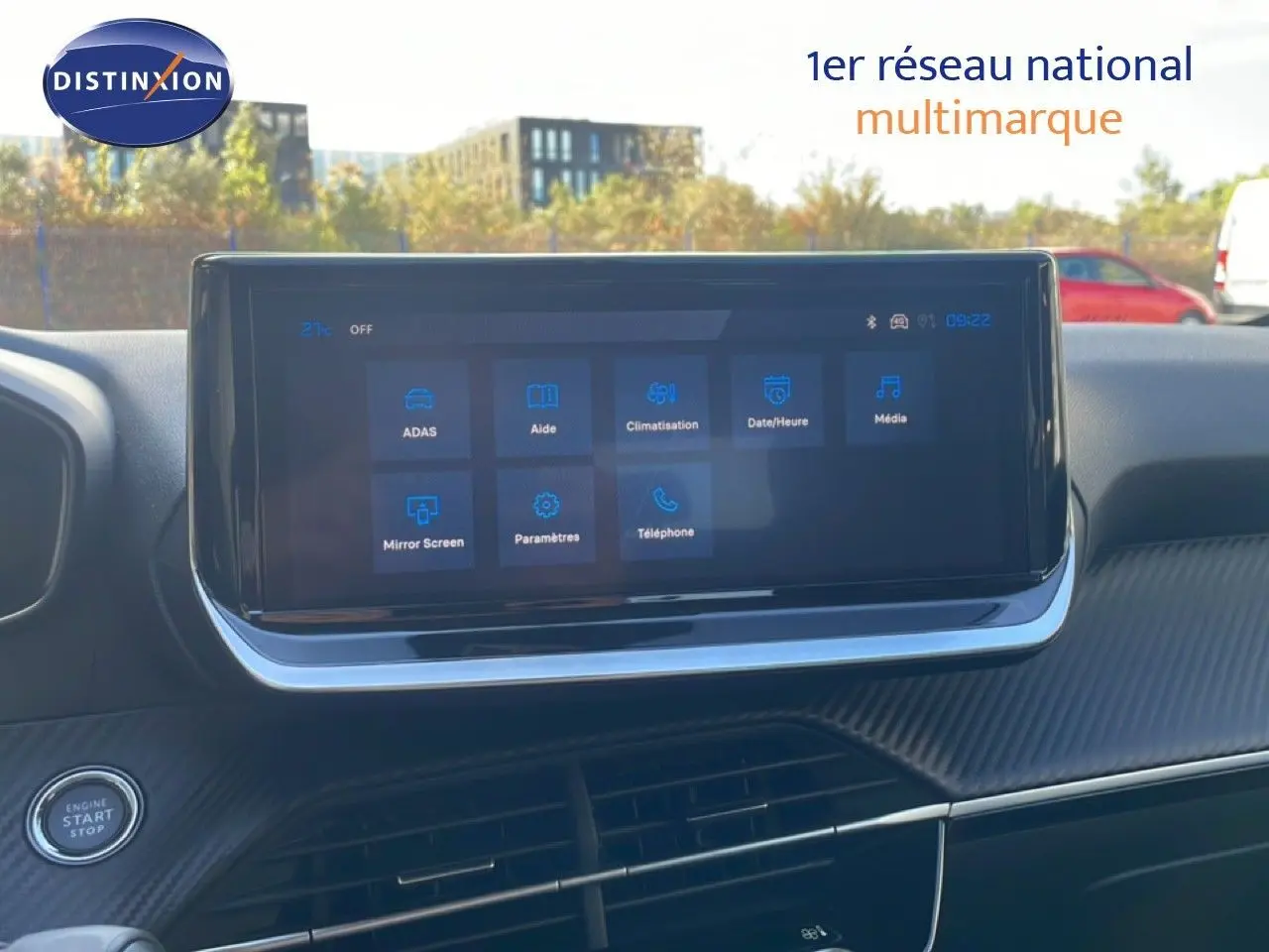 Vue intérieure centrée sur l’écran tactile du tableau de bord d’une Peugeot 208 blanche hybride 2026.