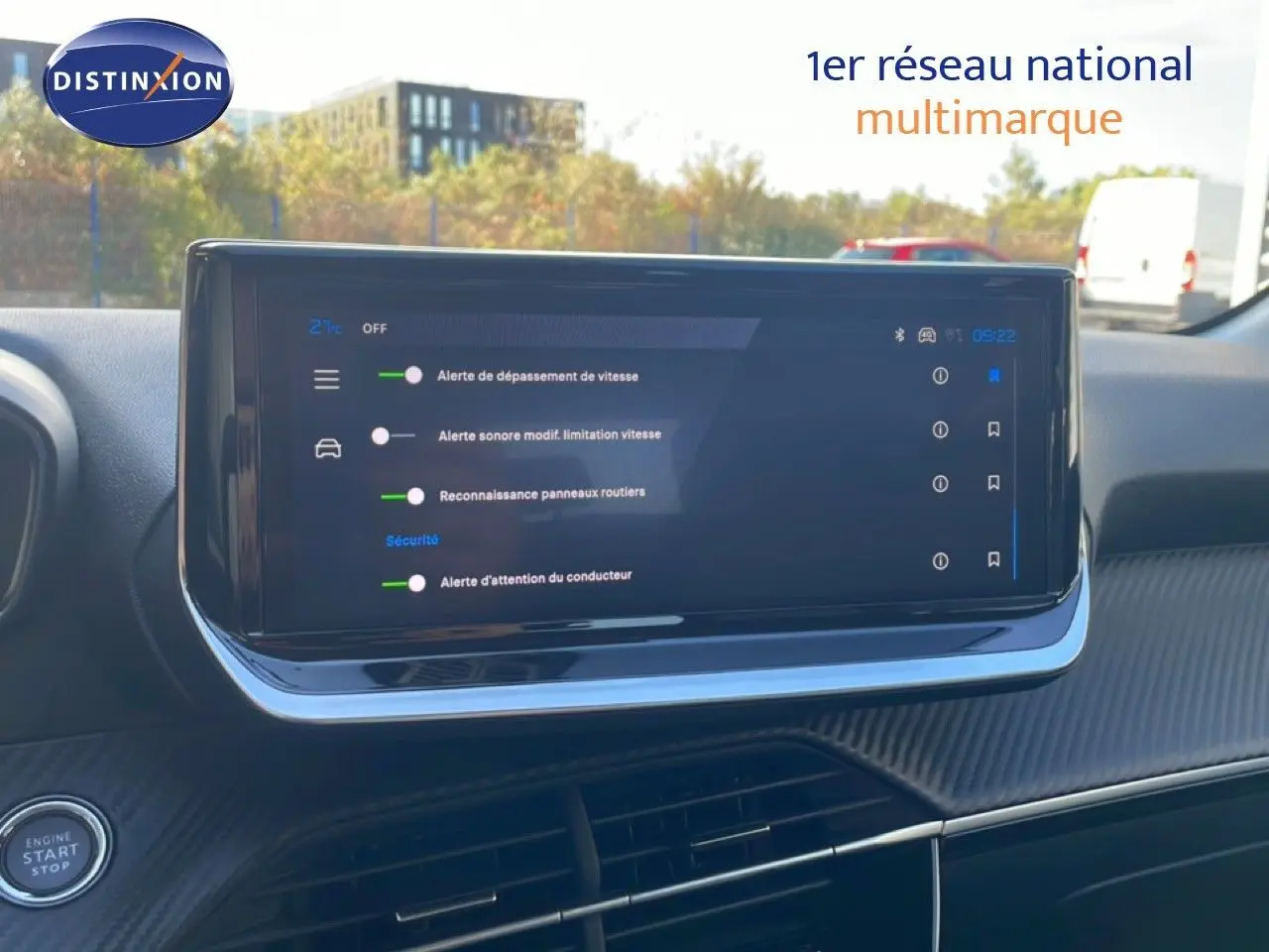 Vue intérieure du tableau de bord de la Peugeot 208 blanche, écran tactile affichant les alertes de sécurité.