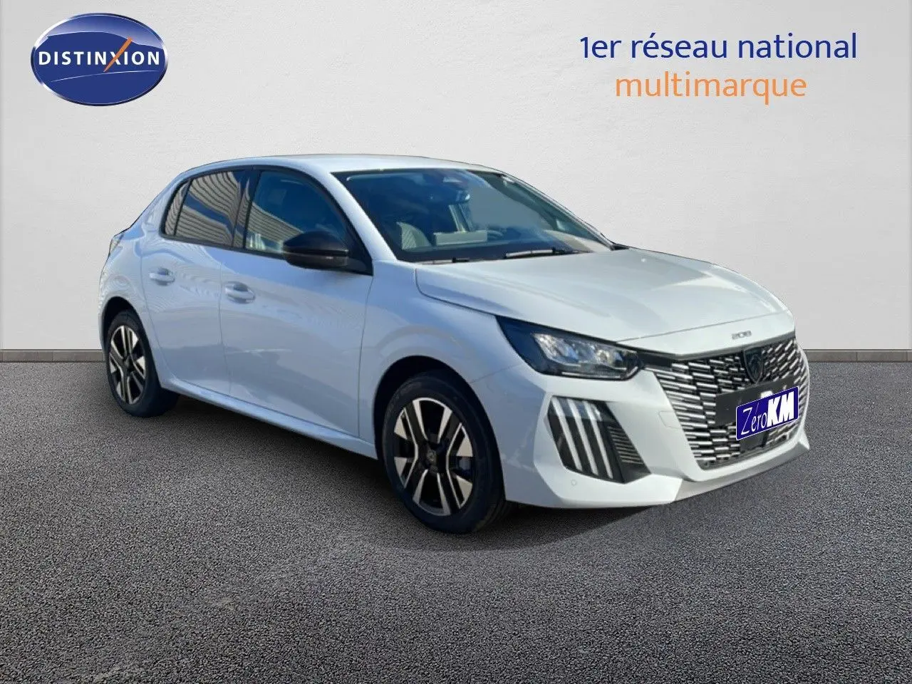 Peugeot 208 Hybrid blanc Okenite métal en 3/4 avant droit, avec calandre distinctive et jantes alliage.