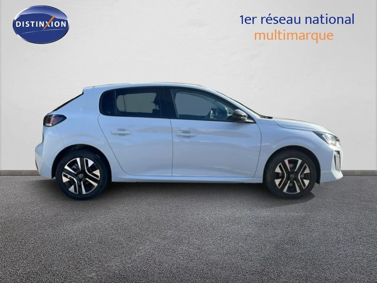 Peugeot 208 Hybrid blanc Okenite en profil droit, mettant en valeur ses jantes alliage et lignes épurées.