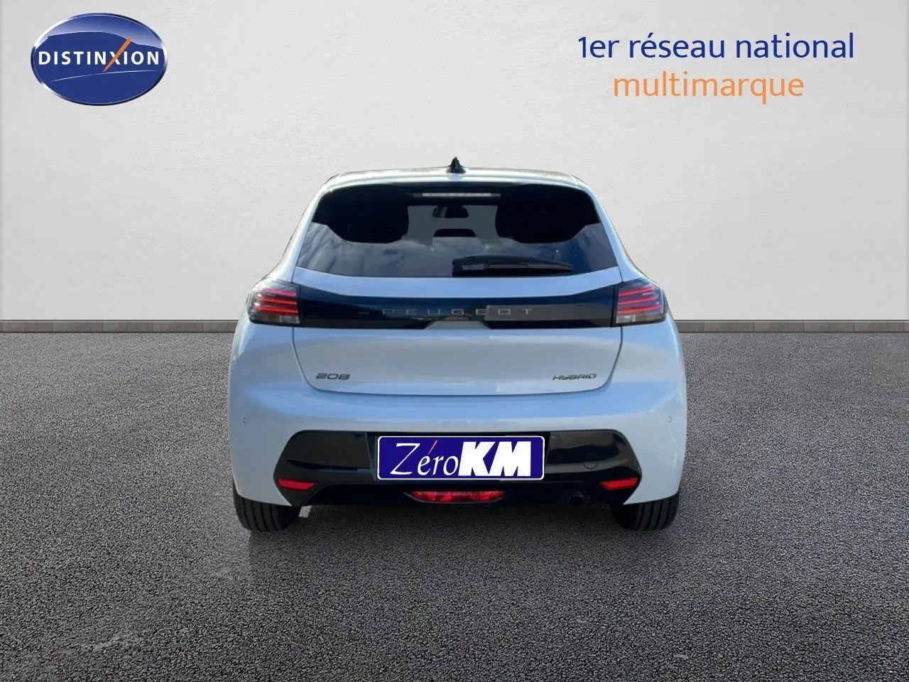 Vue arrière d’une Peugeot 208 hybride blanche Okenite Metal avec feux LED et logo Peugeot lumineux.