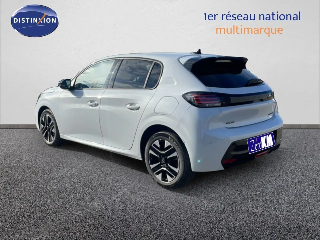 Peugeot 208 Hybrid blanc Okenite métal vue 3/4 arrière droit, jantes noires et détails arrière distinctifs.