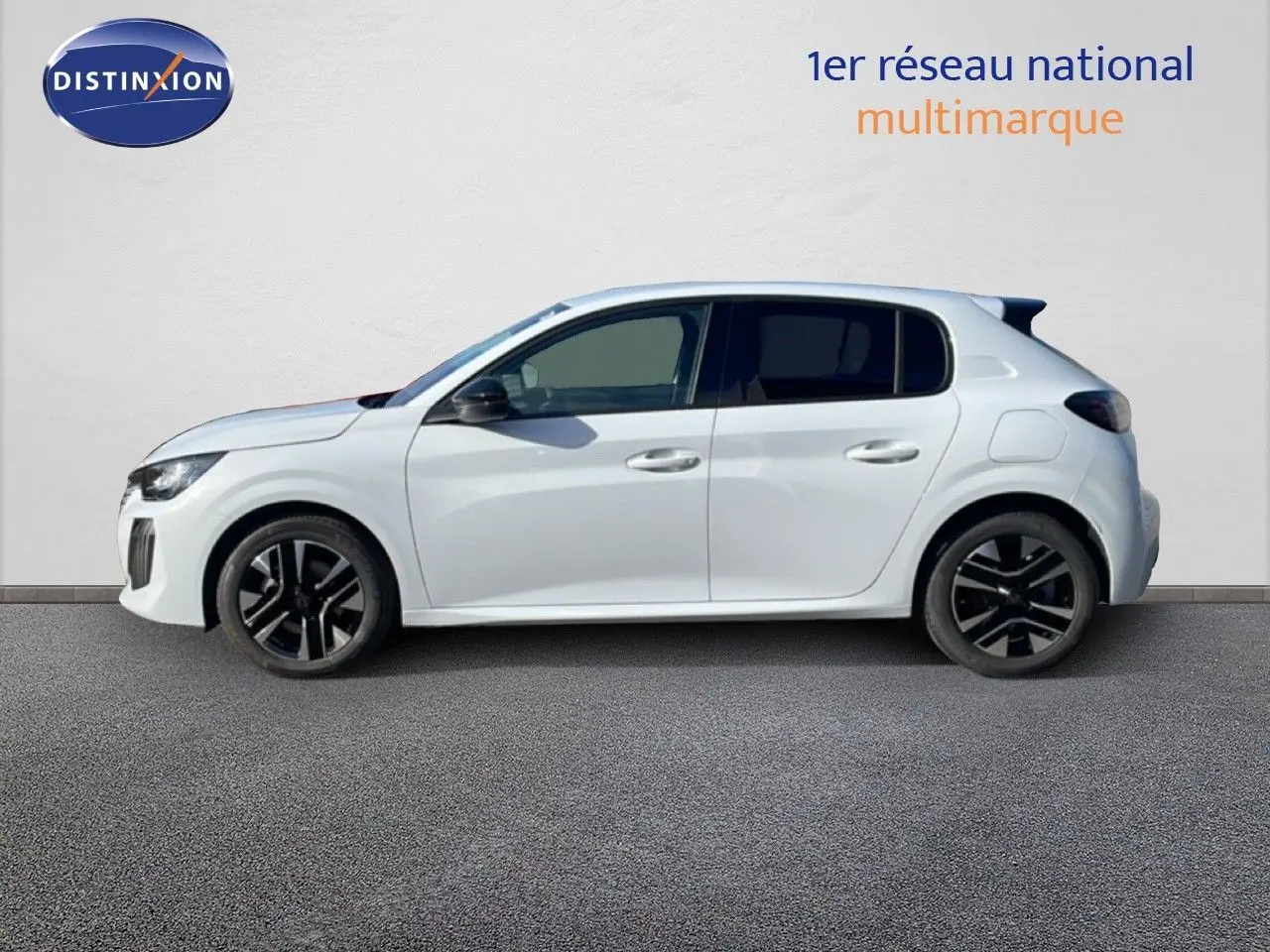Profil droit d'une Peugeot 208 hybride blanche Okenite Metal, avec jantes noires et toit légèrement surélevé.