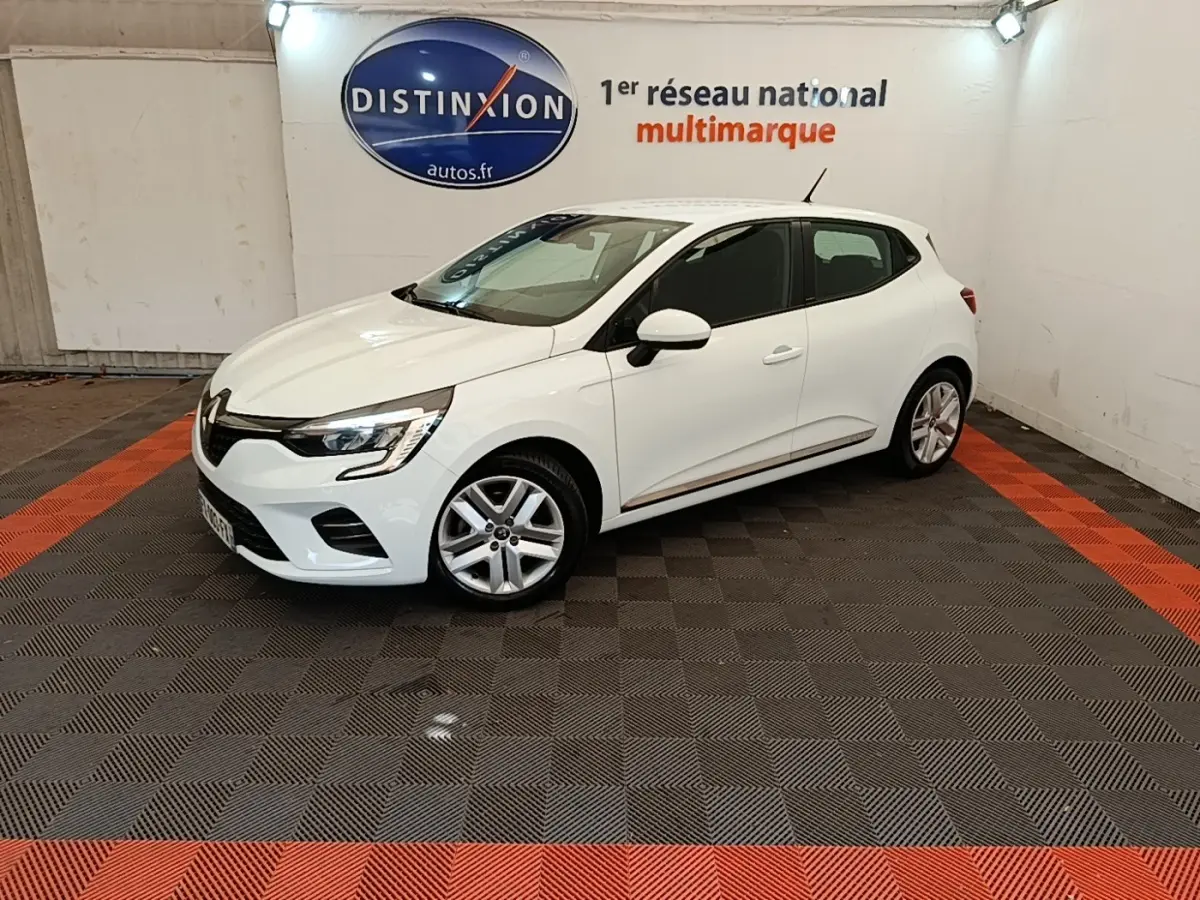 Renault Clio Business E-TECH blanc vue 3/4 avant droit dans showroom avec logo Distinxion en arrière-plan.