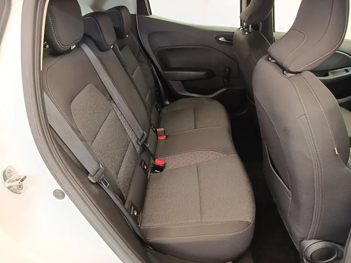 Vue intérieure côté gauche des sièges arrière en tissu gris foncé de la Renault Clio Business E-TECH 140 blanche.