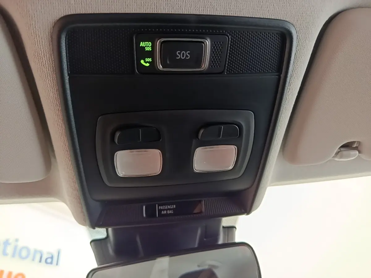 Vue intérieure du plafonnier de la Renault Clio Business E-TECH 140 blanc avec bouton SOS et éclairages intégrés.